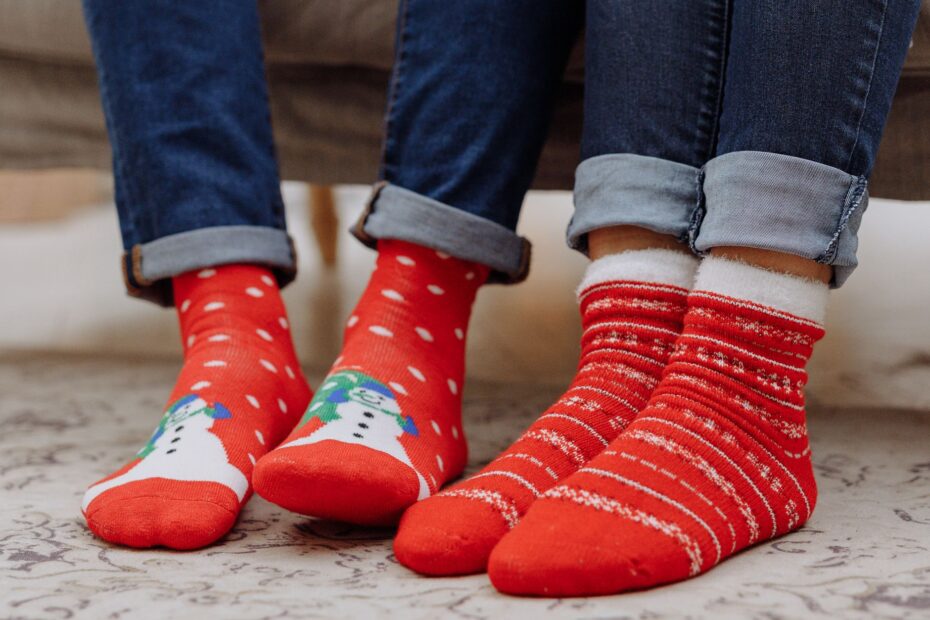 Why Do Feet Get Cold Even When Wearing Socks? Causes and Fixes